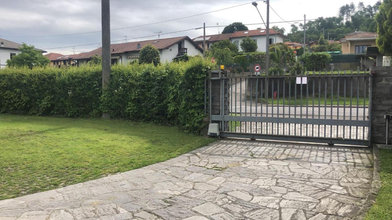 Casa Gaiani Villetta in riva al lago vista mozzafiato Varano Borghi Esterno foto