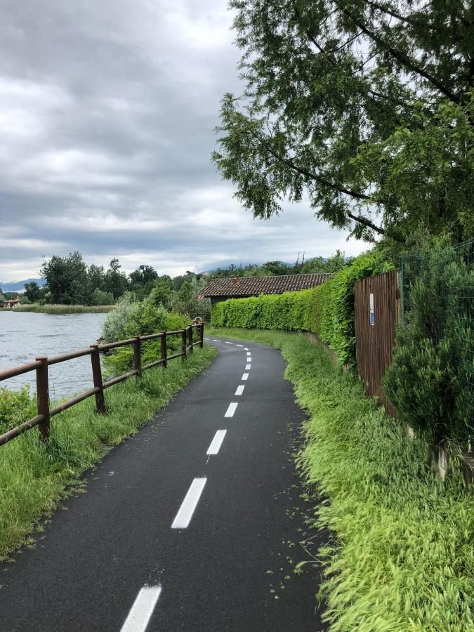 Casa Gaiani Villetta in riva al lago vista mozzafiato Varano Borghi Esterno foto
